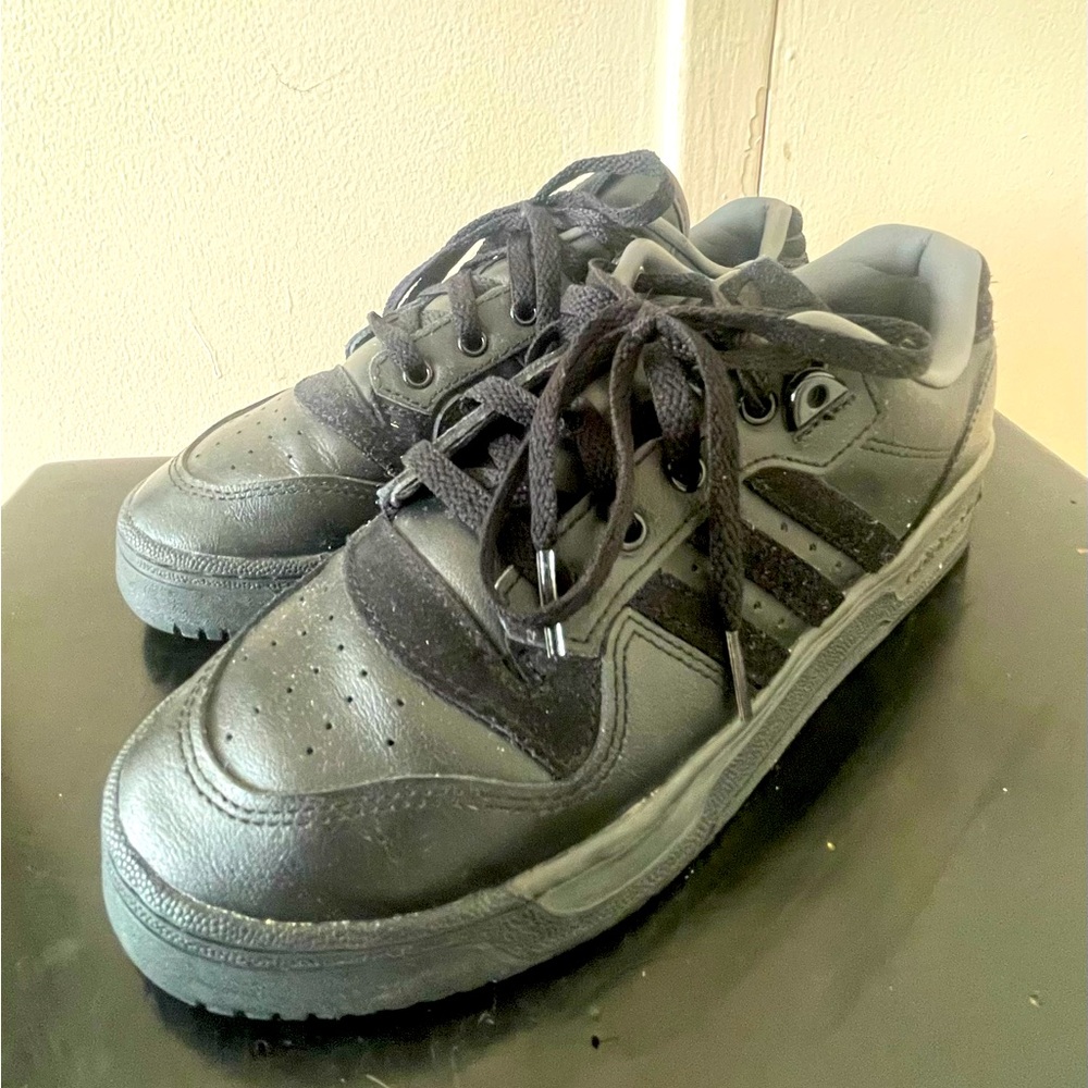 Adidas Rivalry Low 7.5 - Picture 2 of 3